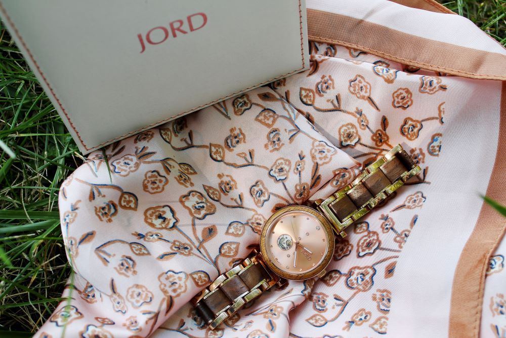 Jord Watch with Box and Pink Scarf 1