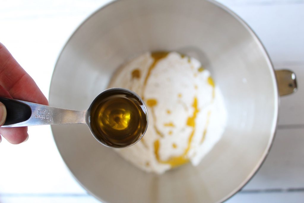 drizzle olive oil into pizza crust ingredients 1